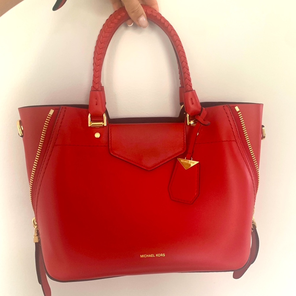 Michael Kors tote bag. Worn may be twice. Excellent condition. dust bag included